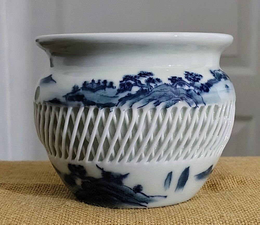 Mid-Century Hand Painted Japanese Imari Pottery Woven Lattice Vase
